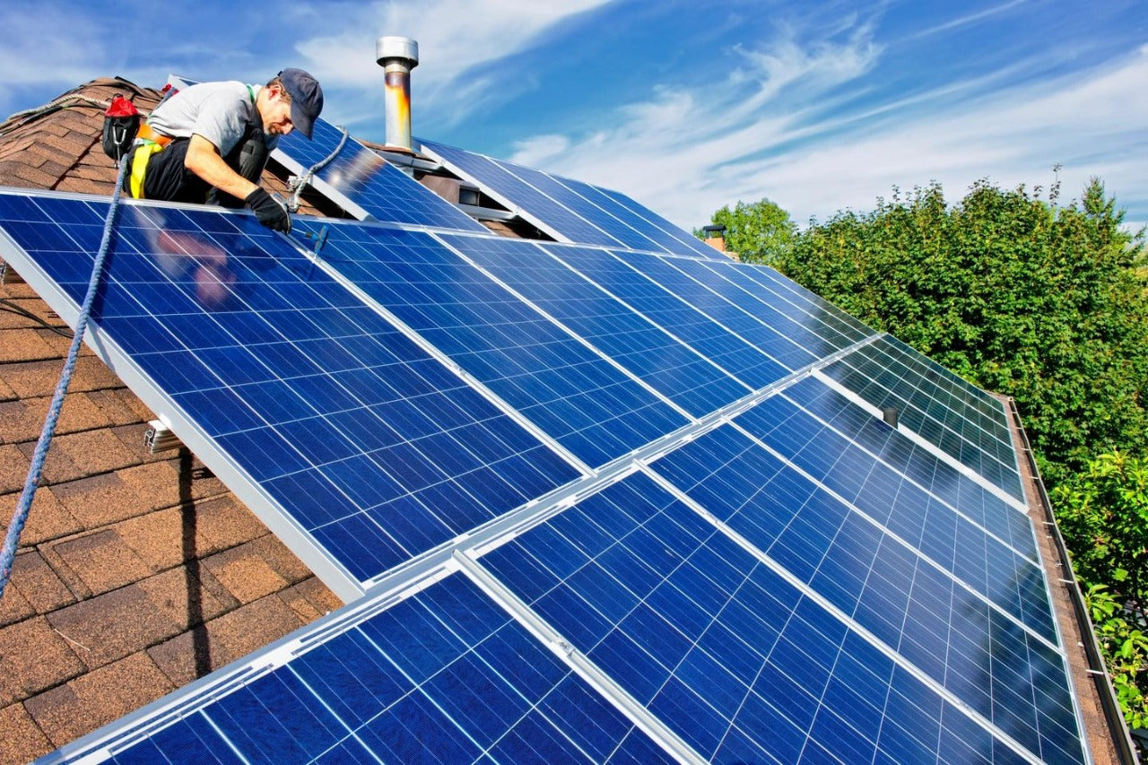 Cuánto se ahorra instalando paneles solares?